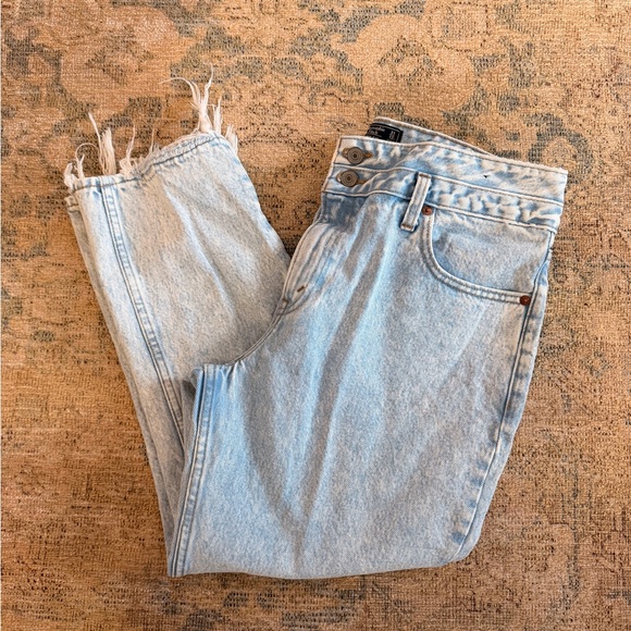 Abercrombie & Fitch NWOT High Rise Distressed Double Button Cropped Mom Jeans - Picture 3 of 5